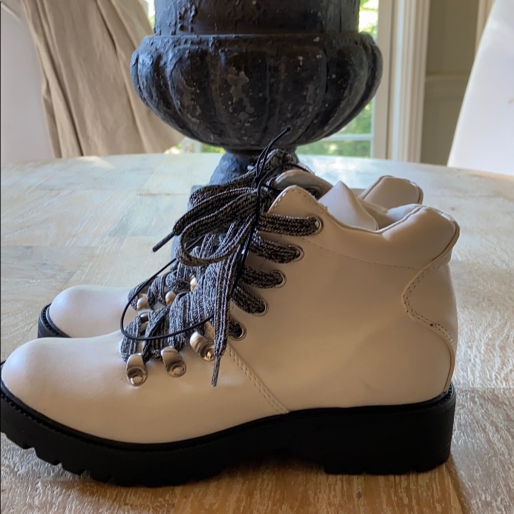 Women’s or Girl’s boots